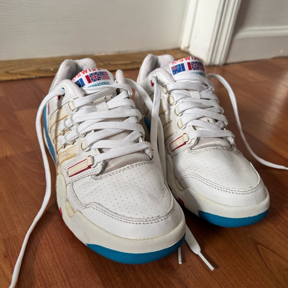 Vintage ORIGINAL 90s K-SWISS White Sneakers with Blue Soles (8)